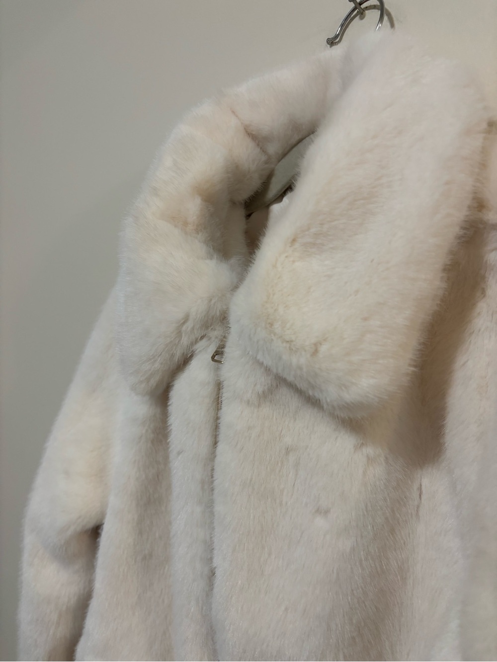Christian Siriano Faux Fur Zip Front Jacket in Cream - Picture 4 of 10